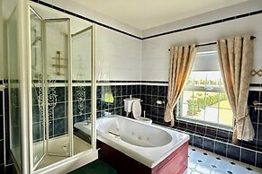 Summer Sale! Beakstown House Luxurious 5-bed Villa