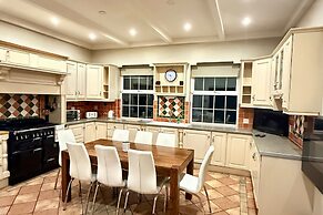 Summer Sale! Beakstown House Luxurious 5-bed Villa