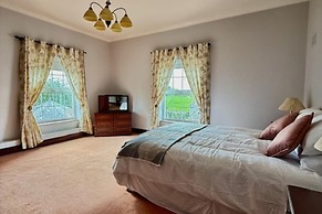 Summer Sale! Beakstown House Luxurious 5-bed Villa