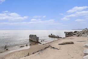 Overlooking Shoreline 2BDR Chalet 18396