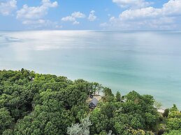 Overlooking Shoreline 2BDR Chalet 18396