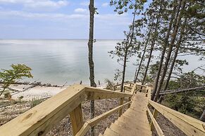 Overlooking Shoreline 2BDR Chalet 18396