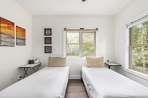 Overlooking Shoreline 2BDR Chalet 18396