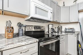 Overlooking Shoreline 2BDR Chalet 18396