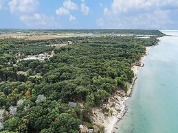 Overlooking Shoreline 2BDR Chalet 18396