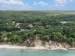 Overlooking Shoreline 2BDR Chalet 18396