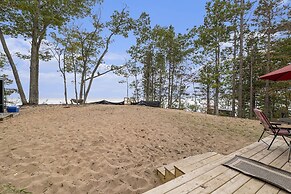 Overlooking Shoreline 2BDR Chalet 18396