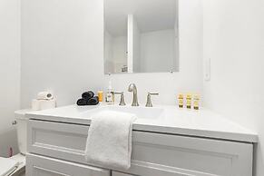 Overlooking Shoreline 2BDR Chalet 18396