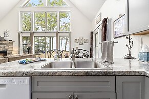 Overlooking Shoreline 2BDR Chalet 18396