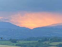 Tranquil Cabin Retreat Near Chepstow