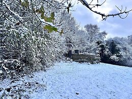 Tranquil Cabin Retreat Near Chepstow