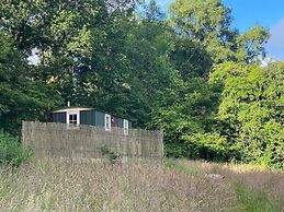 Tranquil Cabin Retreat Near Chepstow