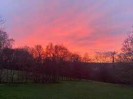 Tranquil Cabin Retreat Near Chepstow