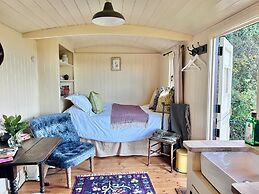 Tranquil Cabin Retreat Near Chepstow