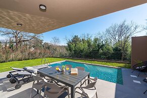 Modern Apartment With Private Swimming Pool