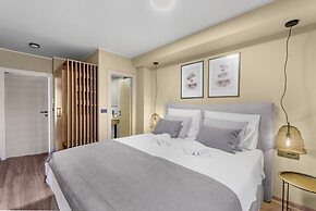 Modern Apartment With Private Swimming Pool