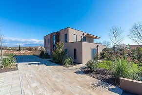 Modern Apartment With Private Swimming Pool