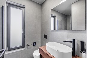 Modern Apartment With Private Swimming Pool