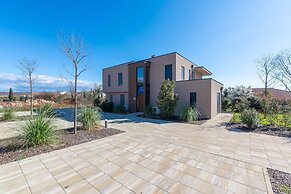 Modern Apartment With Private Swimming Pool