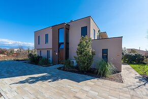 Modern Apartment With Private Swimming Pool