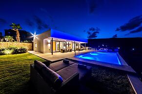 Villa Kamelia With Pool