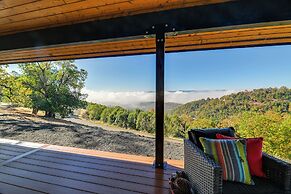 Dreamy Hilltop View: Roseburg Wine Country Retreat