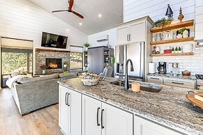 Dreamy Hilltop View: Roseburg Wine Country Retreat