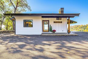 Dreamy Hilltop View: Roseburg Wine Country Retreat