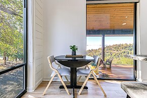 Dreamy Hilltop View: Roseburg Wine Country Retreat