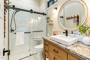 Dreamy Hilltop View: Roseburg Wine Country Retreat