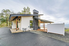 Dreamy Hilltop View: Roseburg Wine Country Retreat