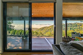 Dreamy Hilltop View: Roseburg Wine Country Retreat