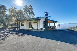 Dreamy Hilltop View: Roseburg Wine Country Retreat