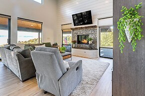 Dreamy Hilltop View: Roseburg Wine Country Retreat