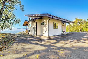 Dreamy Hilltop View: Roseburg Wine Country Retreat