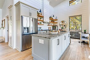 Dreamy Hilltop View: Roseburg Wine Country Retreat