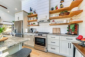 Dreamy Hilltop View: Roseburg Wine Country Retreat