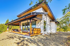 Dreamy Hilltop View: Roseburg Wine Country Retreat