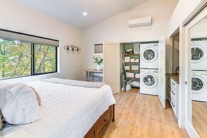 Dreamy Hilltop View: Roseburg Wine Country Retreat