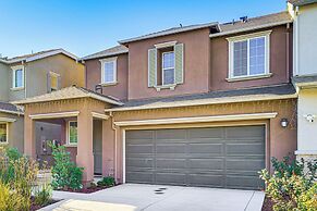 8 Mi to Lincoln Park: Family-friendly Tracy Home