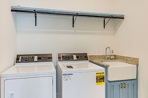 Walk to Nantahala Forest: Mtn-view Creekside Haven