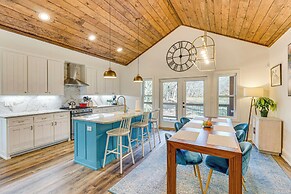 Walk to Nantahala Forest: Mtn-view Creekside Haven