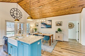 Walk to Nantahala Forest: Mtn-view Creekside Haven