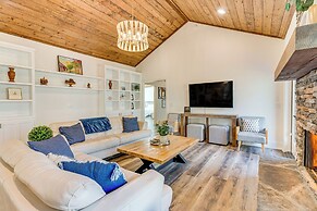 Walk to Nantahala Forest: Mtn-view Creekside Haven