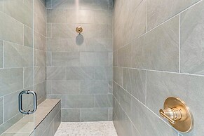 Walk to Nantahala Forest: Mtn-view Creekside Haven