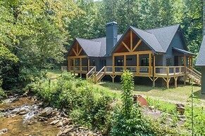 Walk to Nantahala Forest: Mtn-view Creekside Haven