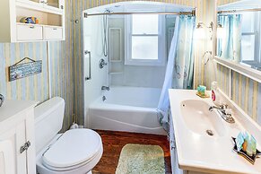 Cottage w/ Yard in Dtwn Chincoteague!