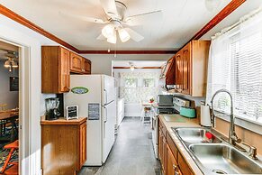 Cottage w/ Yard in Dtwn Chincoteague!