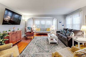 Cottage w/ Yard in Dtwn Chincoteague!