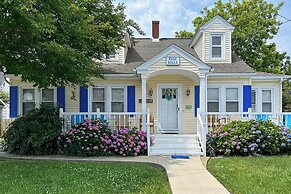Cottage w/ Yard in Dtwn Chincoteague!